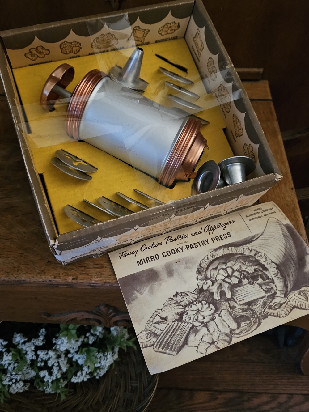 Vintage Mirro Cooky Pastry Press Cookie Press Set Box Recipe Book